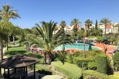 Image de Lovely Ground floor apartment leading out to pool