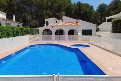 Image de Villa for 8 people with pool.