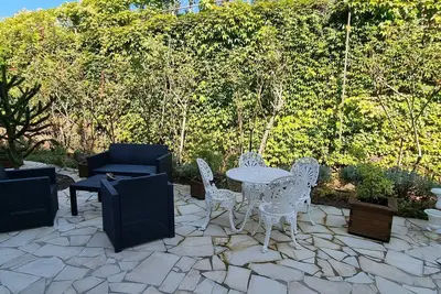 Image de chambre meublée avec coin cuisine et piscine privée