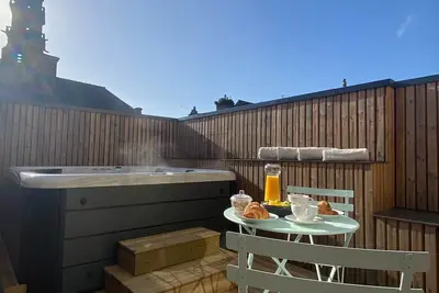 Image de Magnifique maison de ville avec spa, vue rivière, garage. Proche mer