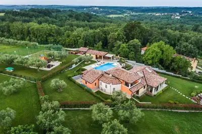Image de GioAn espace privé pour 16 personnes, piscine et sport