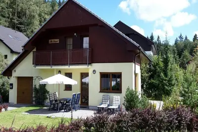 Image de belle villa avec pistes de ski