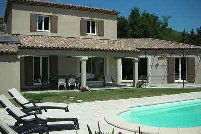 Image de Villa spacieuse avec piscine