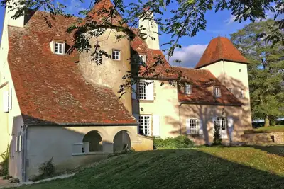 Image de Château en Auvergne avec rivière et terrasse