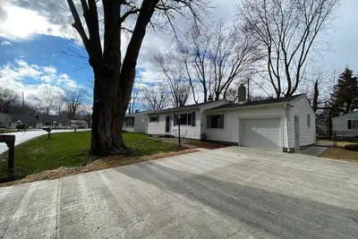 Image de Updated home close to Lake Erie attractions & Boat Parking & Screened In Porch.