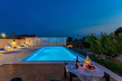 Image de Maison Ă Lisicic avec Piscine