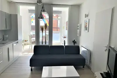 Image de Elégant loft + grand patio à 800 m des lacs, forêt, casino, Spa en Normandie