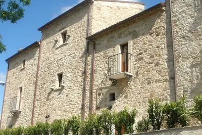 Image de Maison avec piscine, jardin et wifi dans un village médiéval, avec vue panoramique.