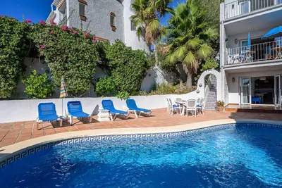 Image de 3-floor villa with pool and lovely garden