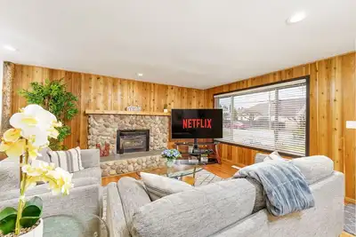 Image de 🌟Newly Renov✔️Lg Mstr Br✔️3 Br ✔️WiFi ✔️✈️ ✔️ Mall ✔️Ac ✔️Hot tub🌟