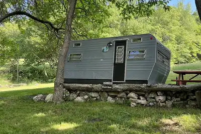 Image de The Black Bear Vintage Camper