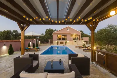 Image de Maison de vacances confortable dans Policnik avec piscine