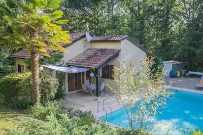 Image de Maison avec jardin et salle de bains attenante