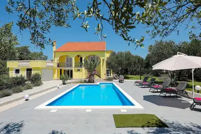 Image de Maison de vacances א Policnik avec piscine