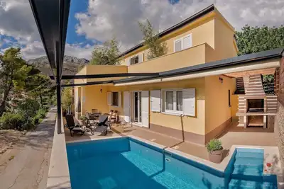 Image de Villa à Žrnovnica avec piscine chauffée