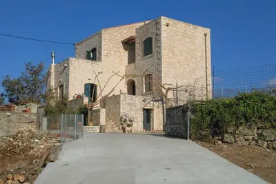 Image de Belle grande maison grecque traditionnelle, belle région près de Panormo, No