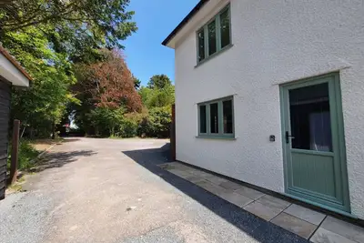 A well appointed apartment in a peaceful setting. Close to beaches & the forest