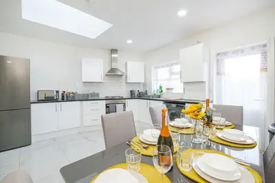 Image de Spacious contractor family groups free parking