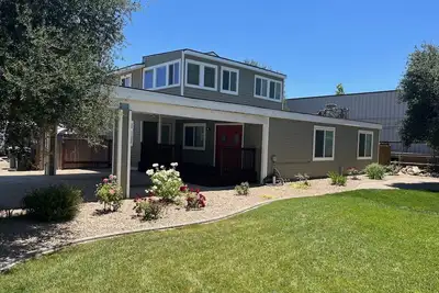 Image de Big Green House 4bdrm - 3 bath with Pool Table