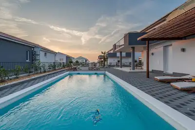 Image de Villa moderne de 4 chambres avec piscine chauffée pouvant accueillir jusqu'à 8 personnes