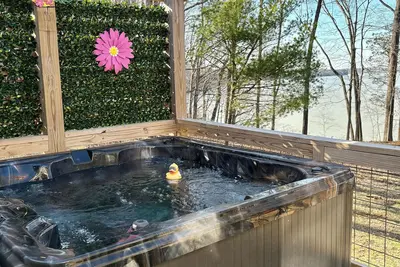 Image de Quaint Family Cottage-New Spa tub with Lake View-1 mile to Bailey’s Point