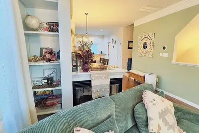 Image de ☀ Cary: Private & Spacious Townhome ☀