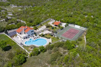 Image de Residence Nada with 150m2 pool, tennis court & Bbq house
