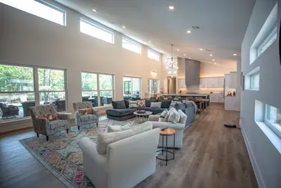 Image de Modern Luxury on Cedar Creek Lake, Private Pool!