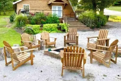 Image de Rustic A-frame Cedar Cabin with loft, Lg Grill Outdoor Dining & Fire pit!