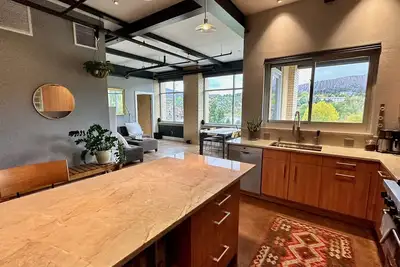 Image de Amazing Downtown Loft, Sunsets, Dogs, Views