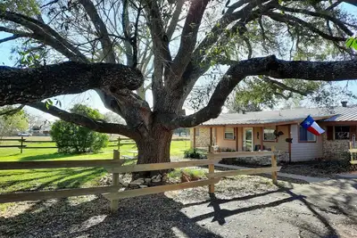 Image de One Old Oak, Charming Stone Farmhouse, 7-min to Downtown