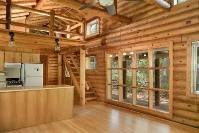 Image de Are you looking to relax? Look no further! Welcome to the serenity of Oak Creek.