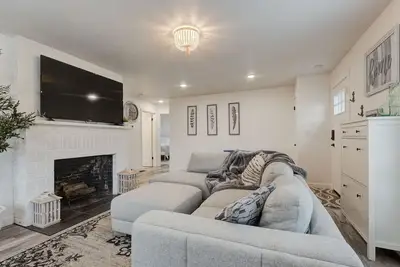 Image de Updated home in Vancouver. King bed.