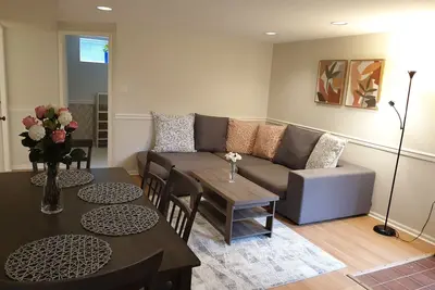 Image de Self Contained Spacious Guest Space w/ Separate Entrance in West Vancouver