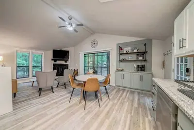 Image de Stylish Retreat w Fireplace, Games & Pool Access