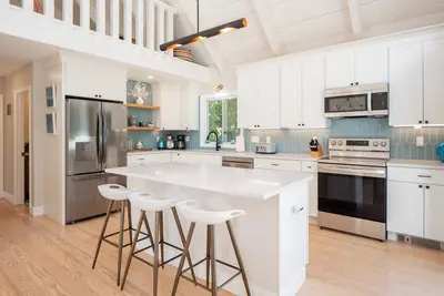 Image de Stunning, Chic Remodel! Beach House Minutes to Newport!
