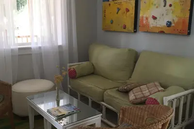 Image de Cozy, artistic cottage in a garden setting close to the beach and hiking trails.