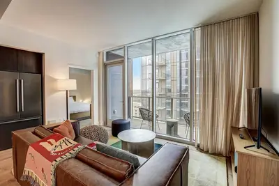 Image de Stunning Rainey Street condo w/city-view balcony, rooftop pool, gym