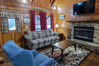 Image de Cabin with gas fireplace, games, central Ac, & free attraction tickets
