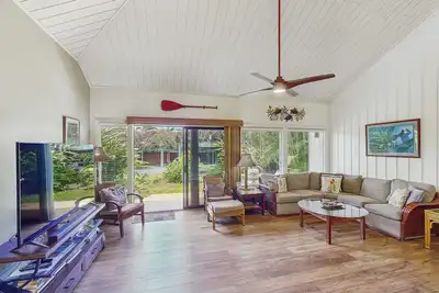 Image de Ground-floor condo with loft, garden patio, upper deck, 2 pools, hot tub, tennis