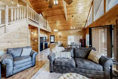 Image de Dog-friendly home w/private hot tub, shared pool, deck + free attraction tickets