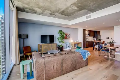 Image de Natiivo 19th flr condo w/amazing lake-view balcony, rooftop pool, gym