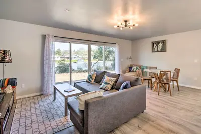 Image de Dock, Water Views: Dog-Friendly Ocean Shores Home!