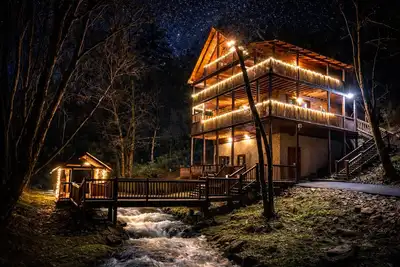 Image de Rated #1 Cabin In Smokys! Creek • Easy Roads • New• Hot Tub • Game Room •