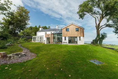 Thie Spooyt is a large family holiday home enjoying magnificent views across the north of the Isle o