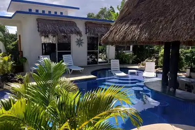 Image de Gecko \"Pool Side\" Bungalow--Boutique Resort --Stunning Pool-- Airport Shuttle!