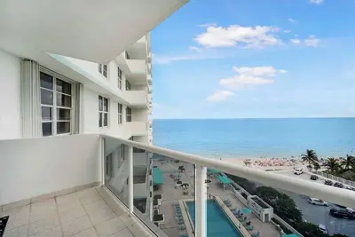 Image de Beachfront Ocean view 2 bedroom 2 bath Condo in Hollywood Beach Sea Air Towers