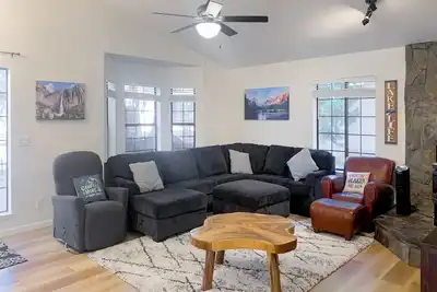 Image de Mountain view house with game room, WiFi, Ac, shared pool, and athletic courts