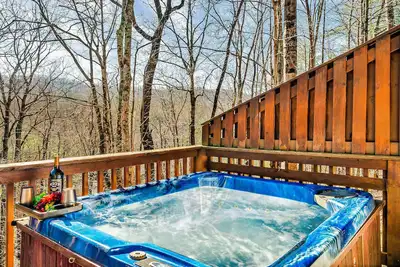 Image de Charming Cabin w Hot-Tub + Loft, Mins from Pf+Gb