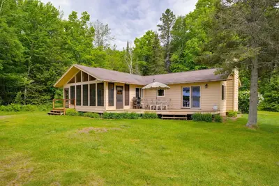 Image de Lakefront haven with three living areas and WiFi